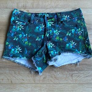 Hot Topic Disney Lilo & Stitch with scrimp jungle print jean‎ shorts size 3